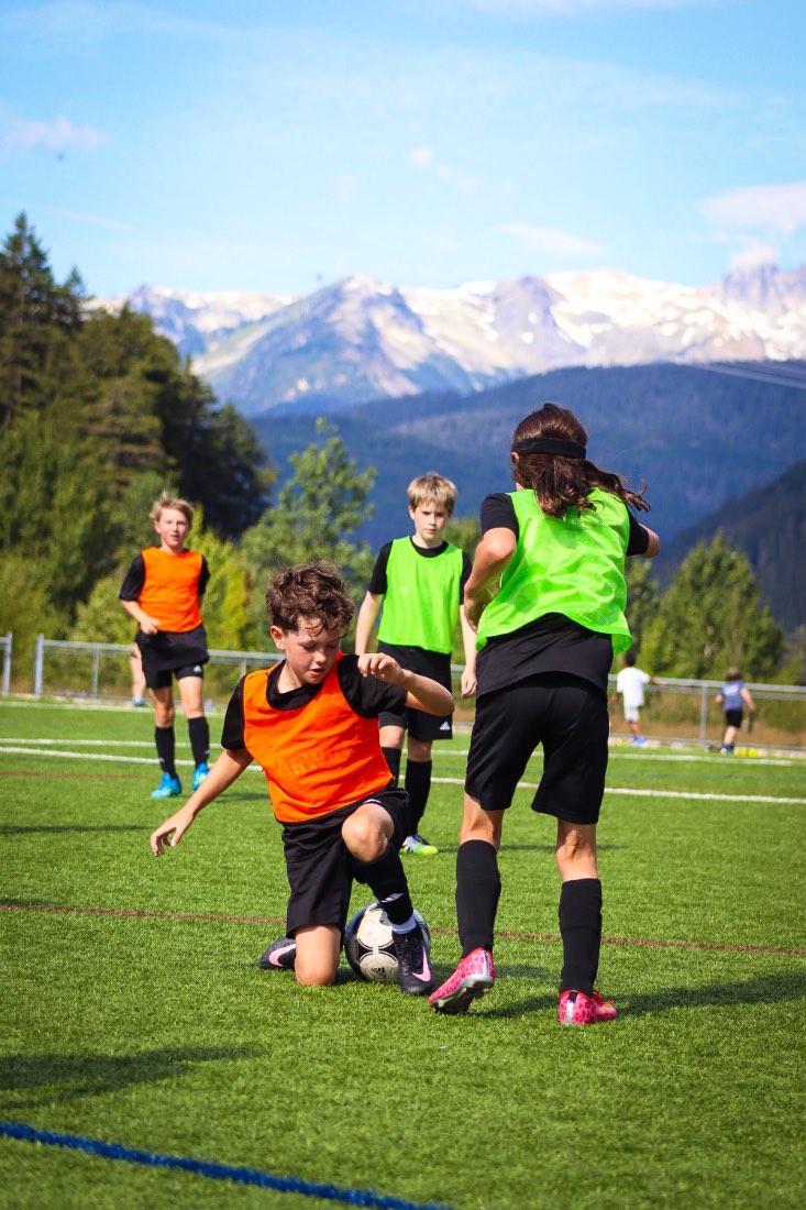 A 1v1 battle for the ball under the peaks